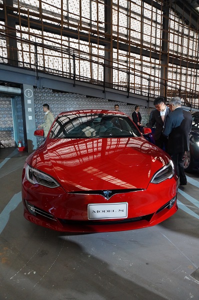 台灣首批Tesla Model S交車；超級充電站同時啟用